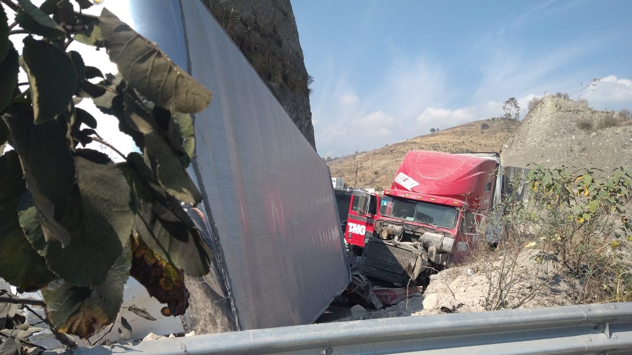 Tráiler se vuelca en caseta de Chamapa-Lechería