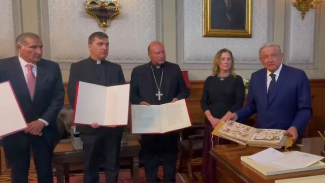AMLO recibe códices históricos del Vaticano