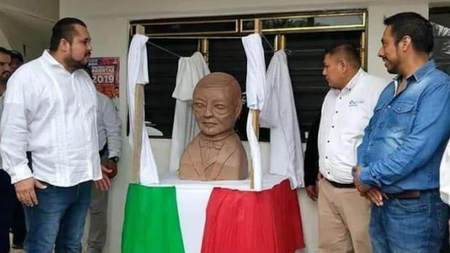 Develación del busto de Benito Juárez el pasado 21 de marzo.