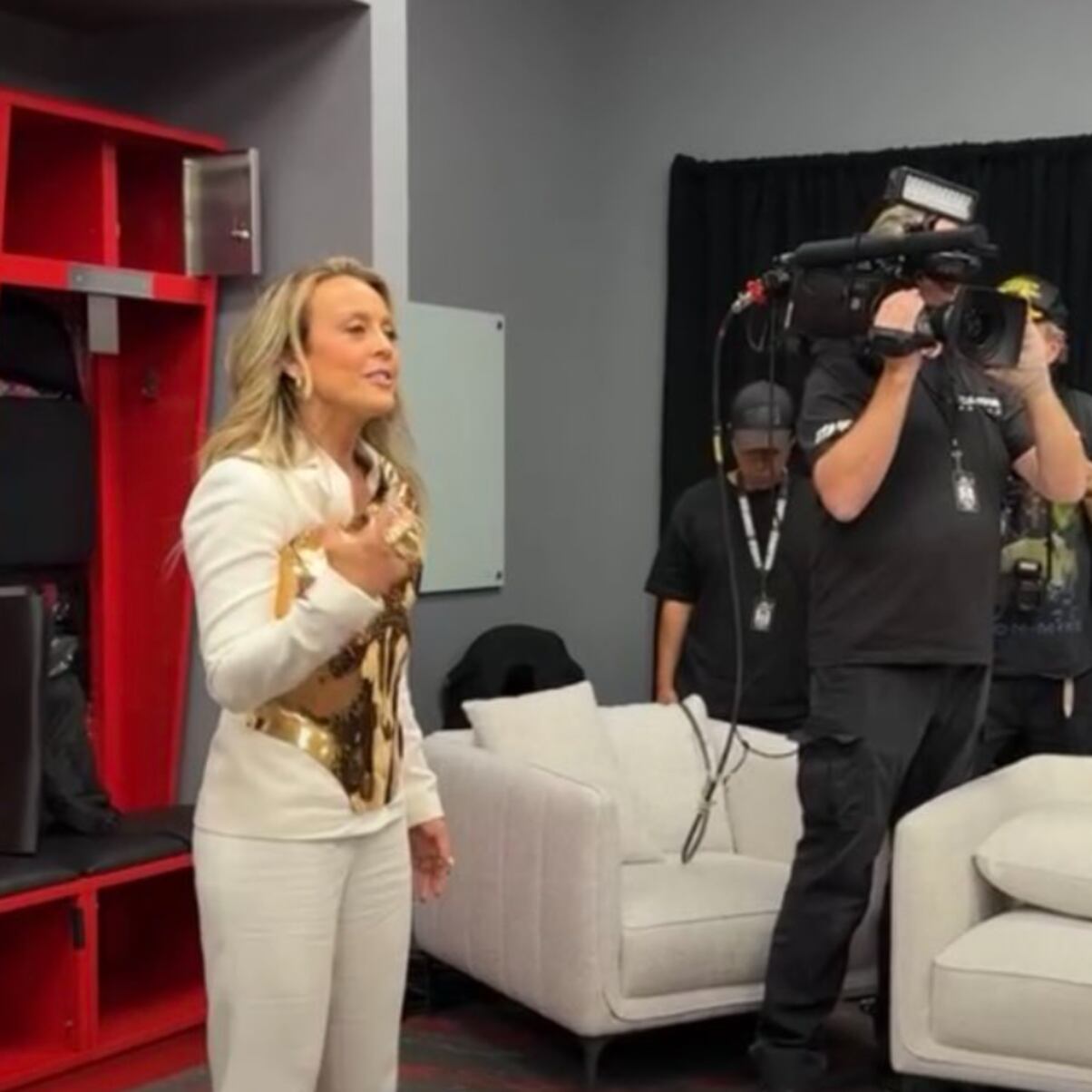 Canelo Álvarez desafía a Netflix y a Dana White: Canta Himno Nacional Mexicano en su vestidor previo a su pelea vs Crawford