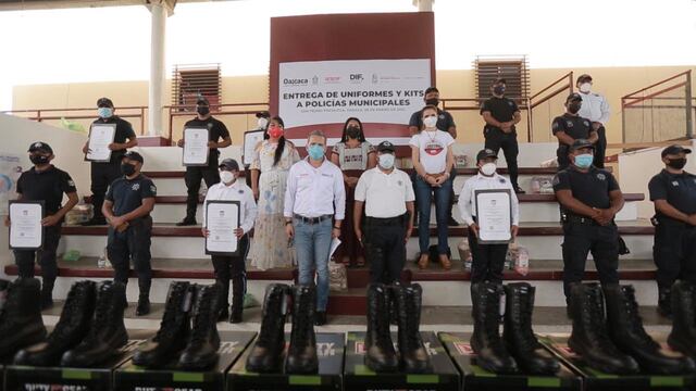 Uniformes para policías de Pochutla.