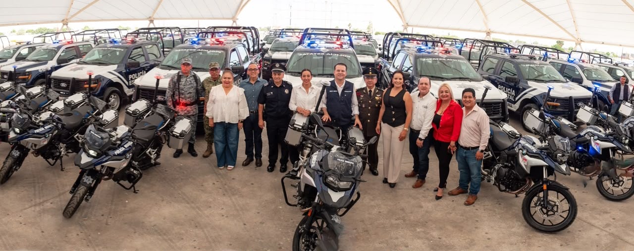 Durango entrega 57 nuevas patrullas y equipamiento.