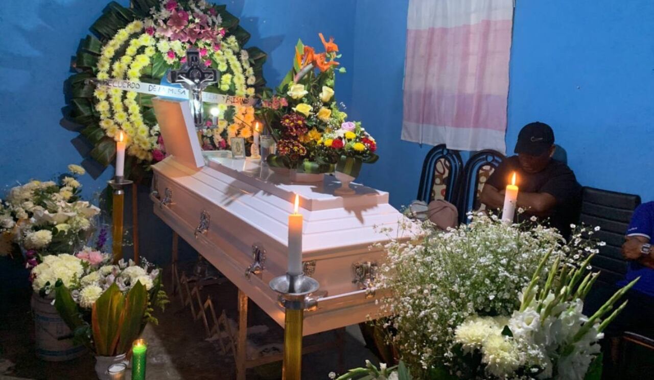 Muere estudiante de secundaria en Teotihuacán tras pelea con su compañera; familiares se manifiestan; destituyen a la directora