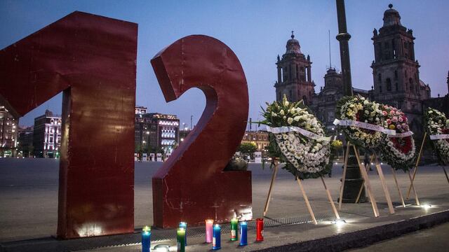Familiares de las víctimas de la discoteca News Divine colocaron un Antimonumento temporal frente al Palacio Nacional.