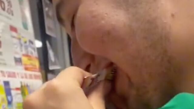 Persona comiendo Whiskas