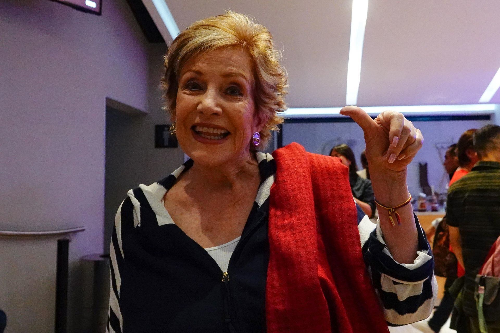 Maxine Woodside, locutora.