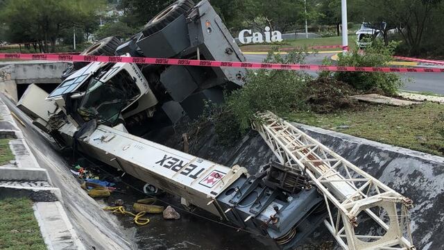Grúa cae en canalón tras perder los frenos en Monterrey