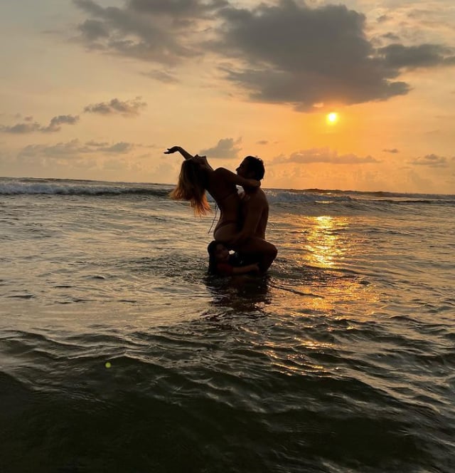 Michelle Renaud junto a Danilo Carrera