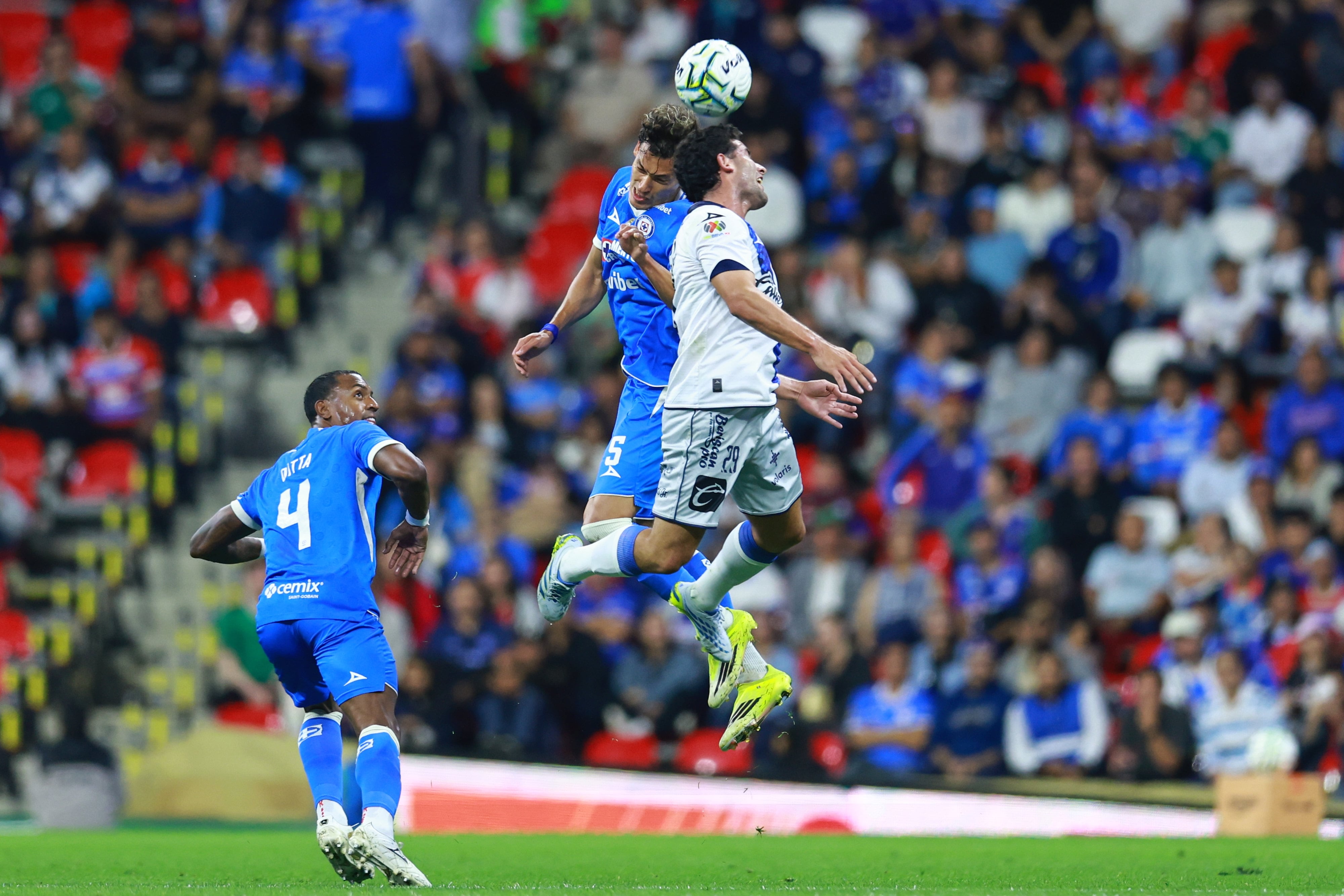 Cruz Azul remonta al Puebla y suma su segunda victoria del Apertura 2026.