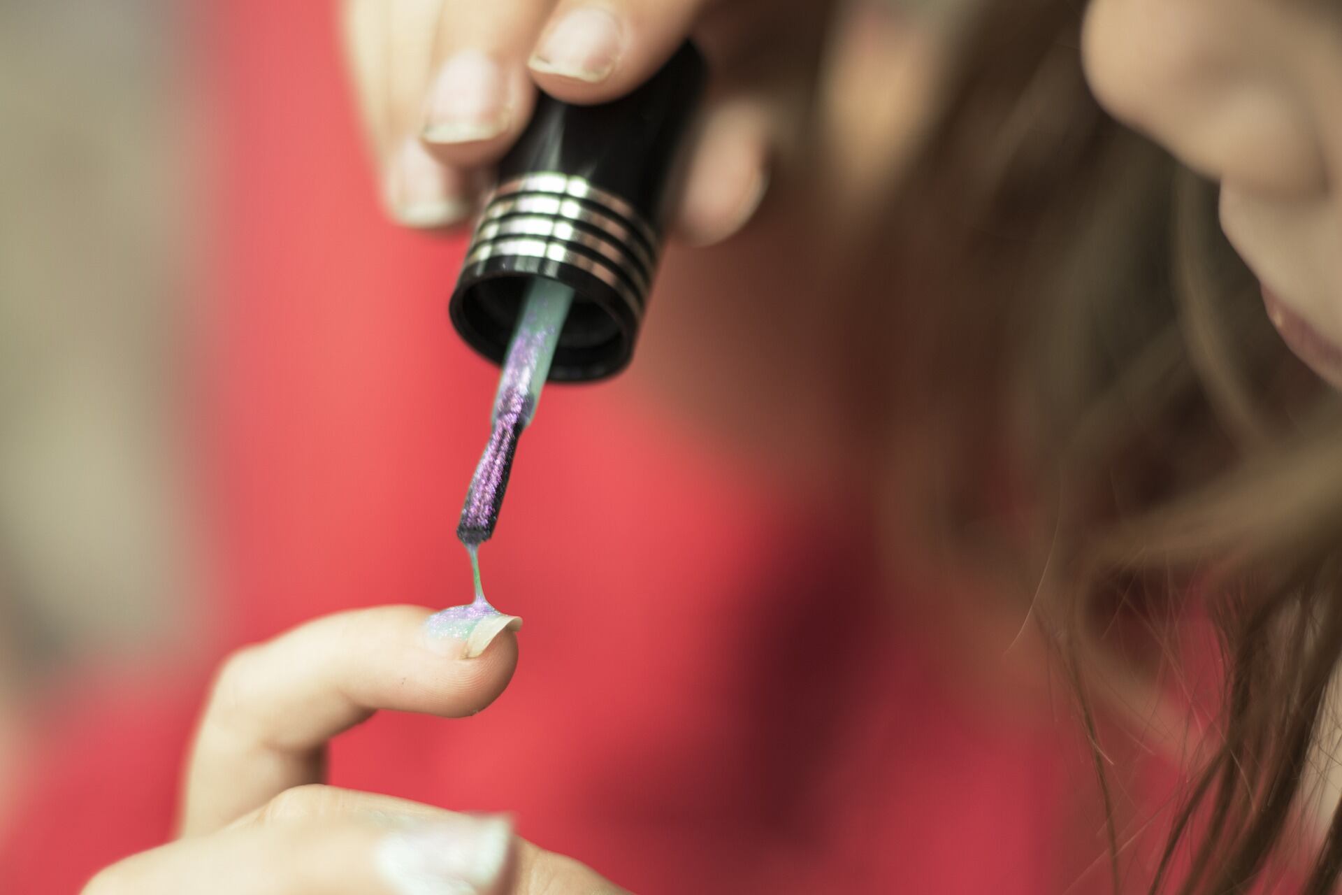 Mujer pintándose las uñas