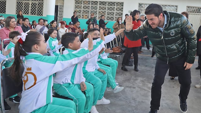 Samuel García en ceremonia de reingreso en Nuevo León