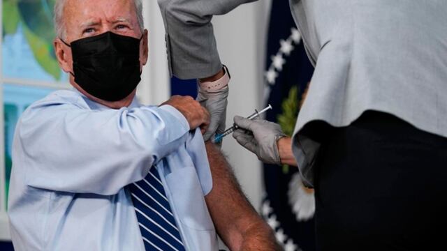 Joe Biden recibe tercera dosis