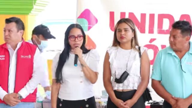 Deniss Reyes, (segunda de izquierda a derecha)