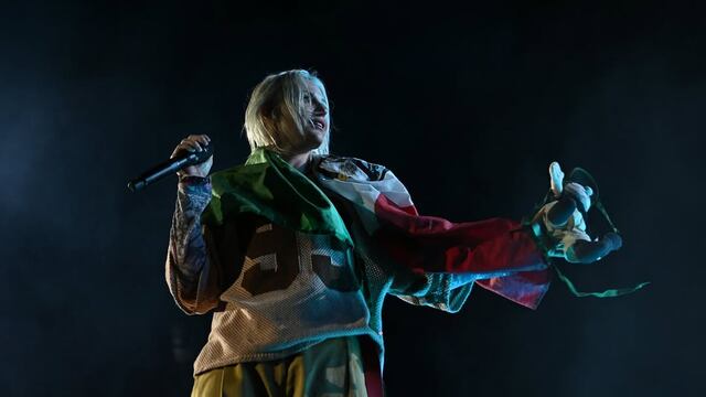 Emily Armstrong recibe su primer peluche Dr Simi en México