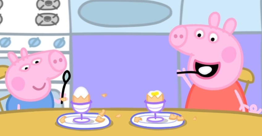 Peppa Pig alimenta a las gallinas de Abuela Pig