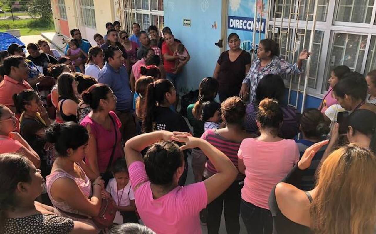 Padres de familia se concentraron en el jardín de niños para exigir explicaciones a la directora.