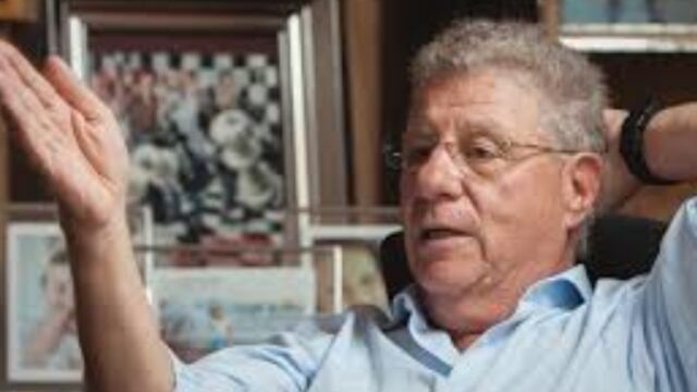 Nada se puede esperar de Carlos porque su profesión de publicista lo delata: básicamente, la publicidad es una mentira.