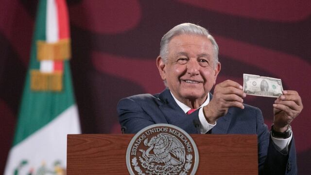 Andrés Manuel López Obrador, presidente de México muestra un billete de dos dólares