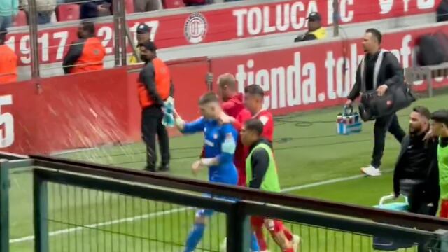 Fans del Toluca agreden a Tiago Volpi