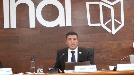 Adrián Alcalá Méndez rechaza acusaciones de corrupción en el INAI