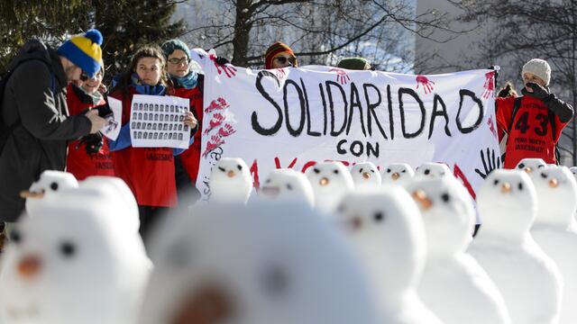 Protesta con muñecos de nieve. Foto: Jean-Christophe Bott/AP
