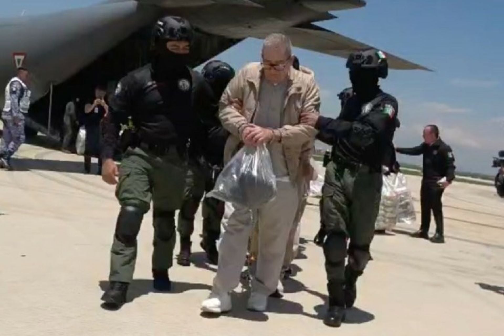 Traslado de 26 reos ligados al crimen organizado, entre ellos Abigael González Valencia "El Cuini"