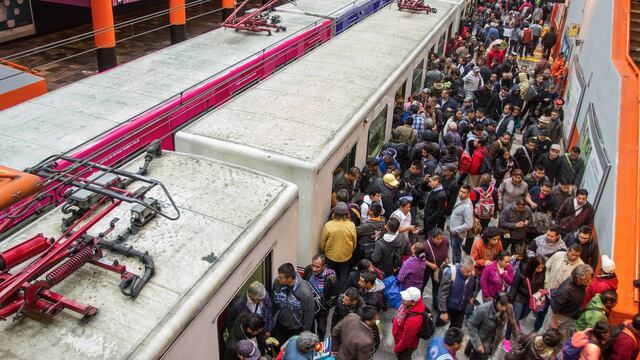 Pantitlán en hora pico en Línea A del STC Metro