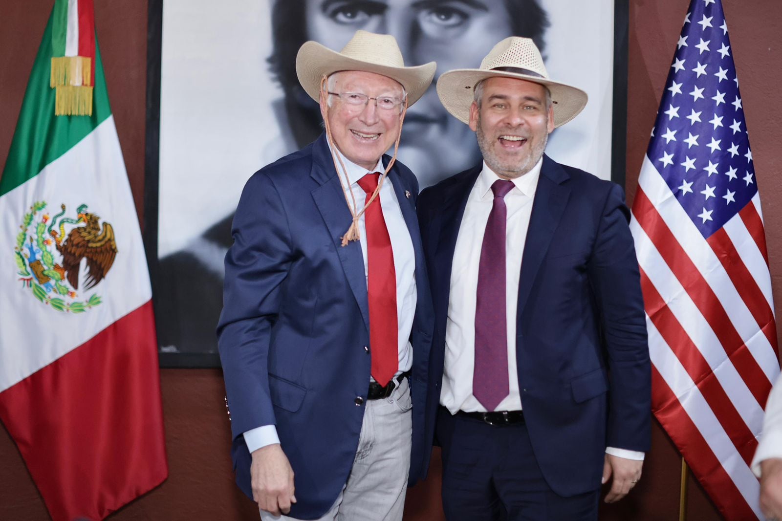 Ken Salazar y Alfredo Ramírez Bedolla