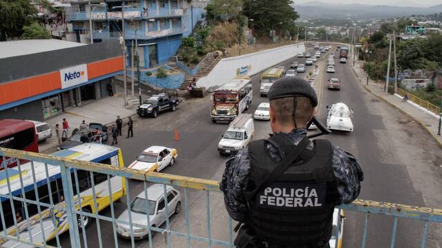 Un elemento de la Policía Federal en el puerto de Acapulco.