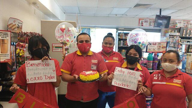 Reciben con pastel a Joven sordo en su primer día de trabajo en Oxxo