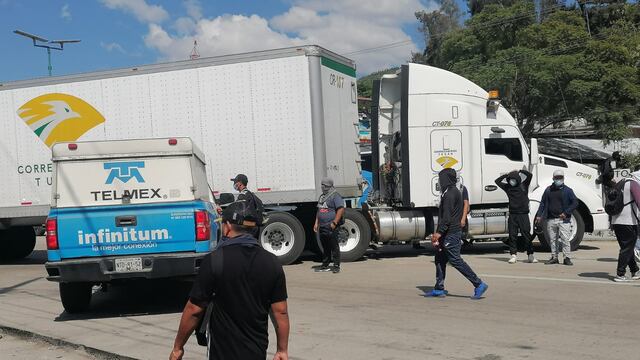 Normalistas de Ayotzinapa bloquean Autopista del Sol; pedían material didáctico