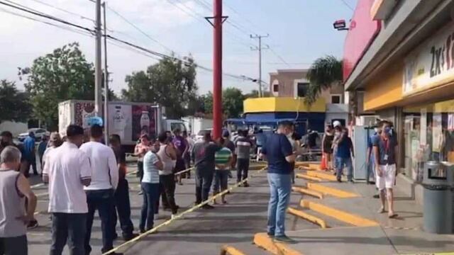 Fila afuera de Oxxo