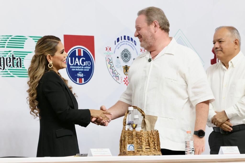 Evelyn Salgado premia a ganadores de Emprende Edu 2023