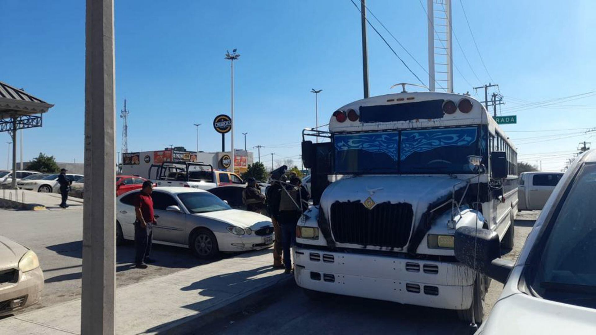 Camión en el que fueron abandonados los migrantes