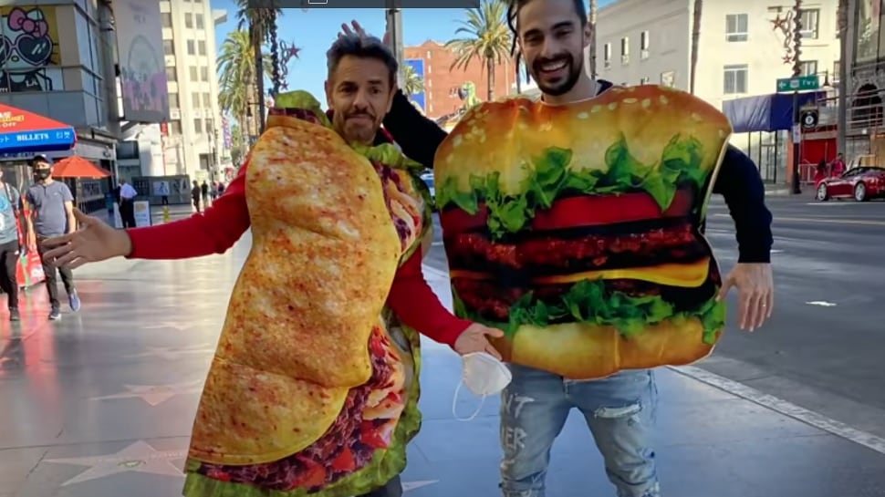 VIDEO: Eugenio Derbez se disfraza de taco y pide dinero por las calles de Hollywood