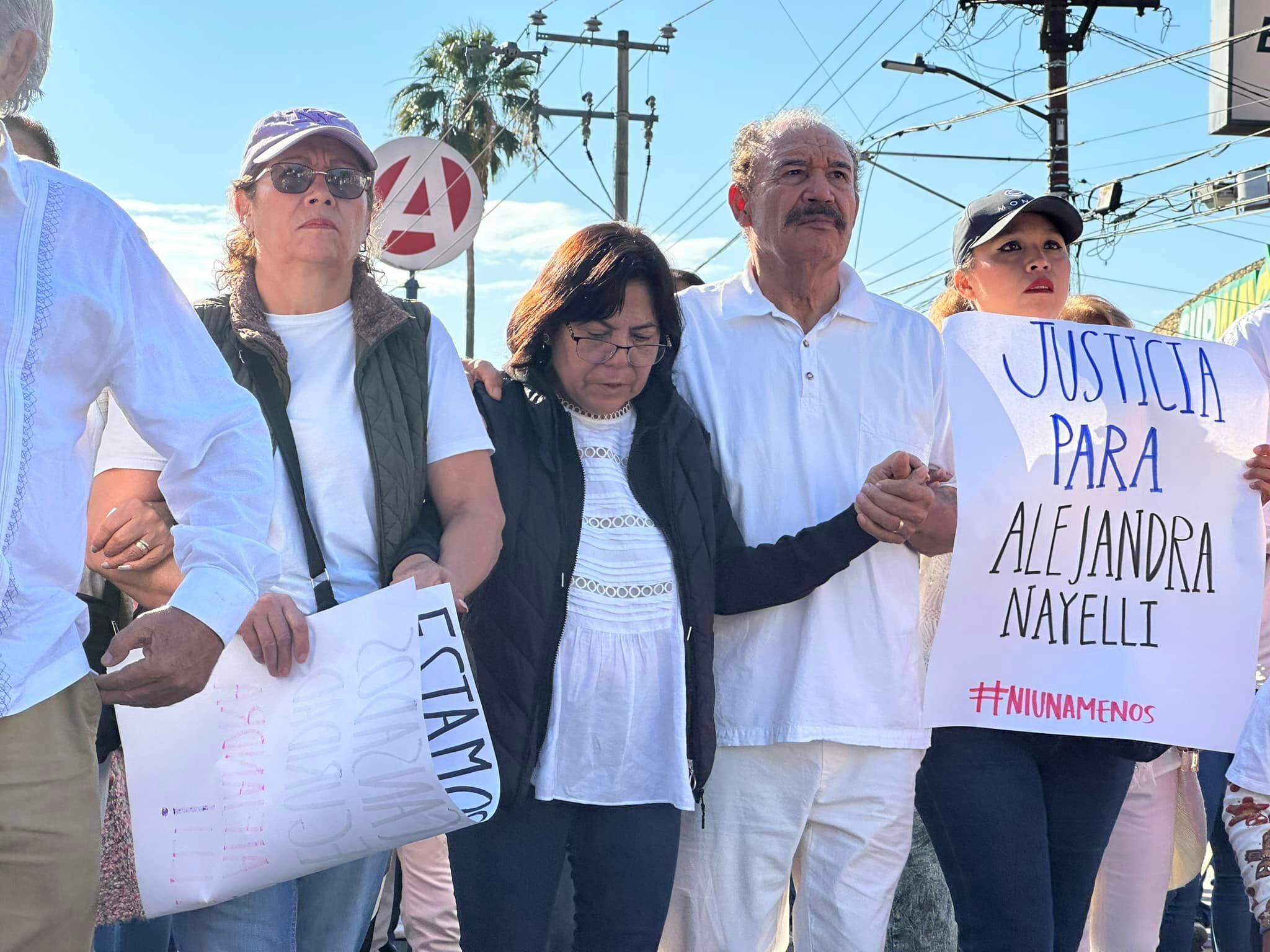 Marchan maestros por asesinato de su compañera Alejandra Soto