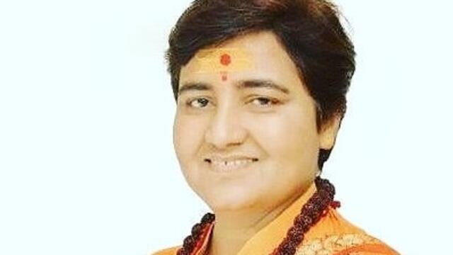 Gobernante de la India bebe orina de vaca para no contagiarse de Covid-19