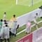 ¡Brutal accidente! Todo era felicidad tras meter gol, pero saltó una barda para celebrar y cayó al vacío