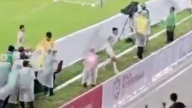 ¡Brutal accidente! Todo era felicidad tras meter gol, pero saltó una barda para celebrar y cayó al vacío.