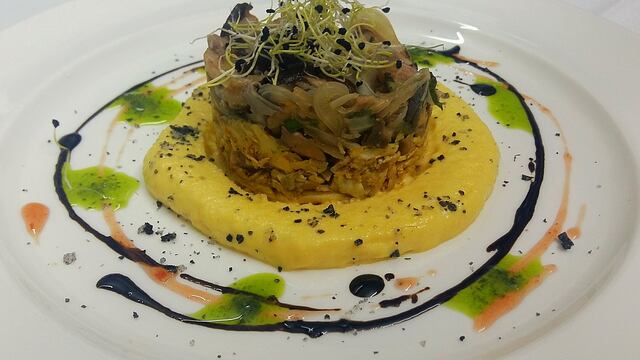 Conejo confitado con escabeche de setas y espuma de maíz