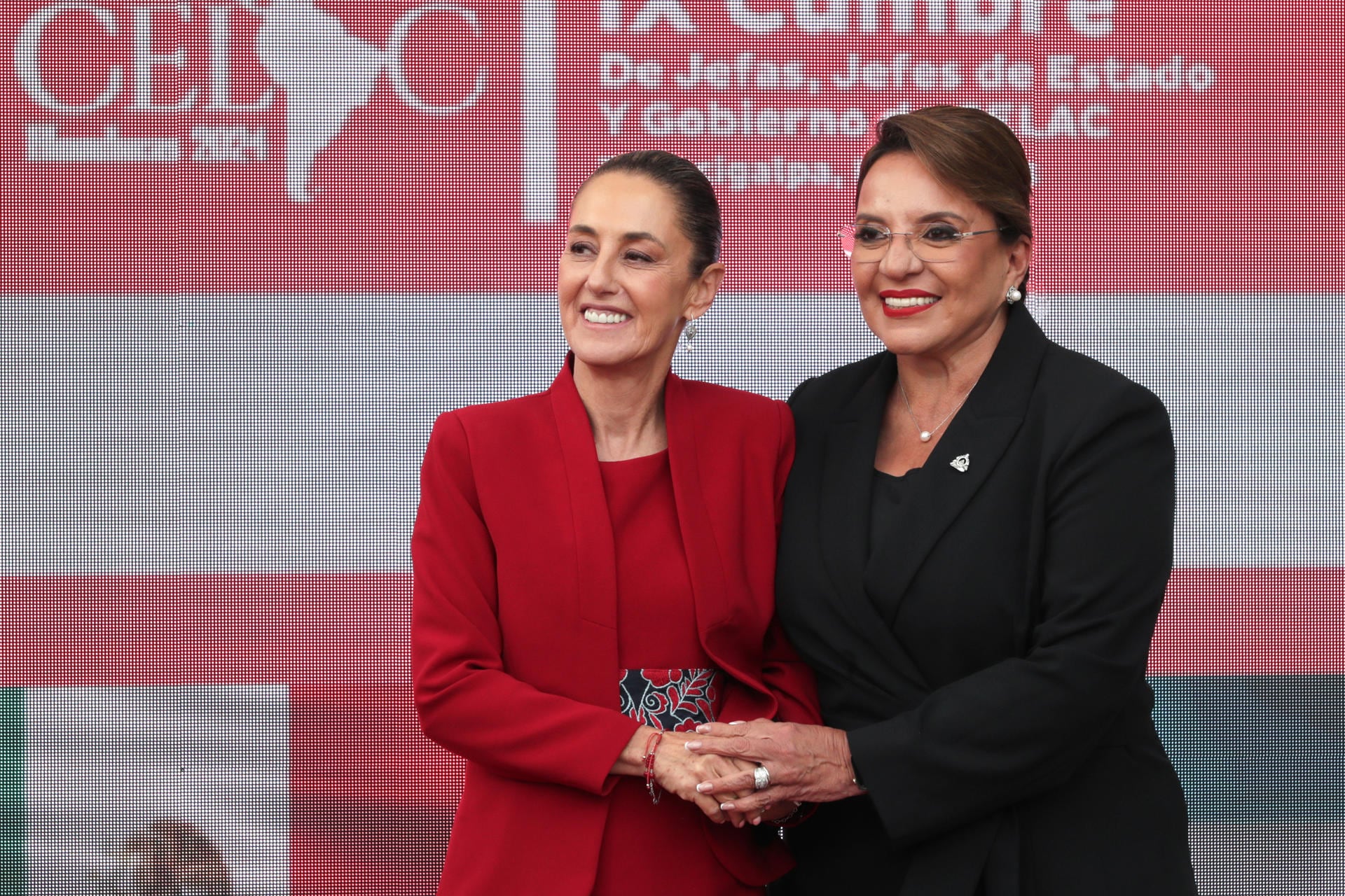 Claudia Sheinbaum, presidenta de México y su homóloga de Honduras, Xiomara Castro en la CELAC 2025