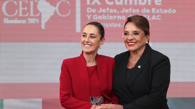 Claudia Sheinbaum, presidenta de México y su homóloga de Honduras, Xiomara Castro en la CELAC 2025
