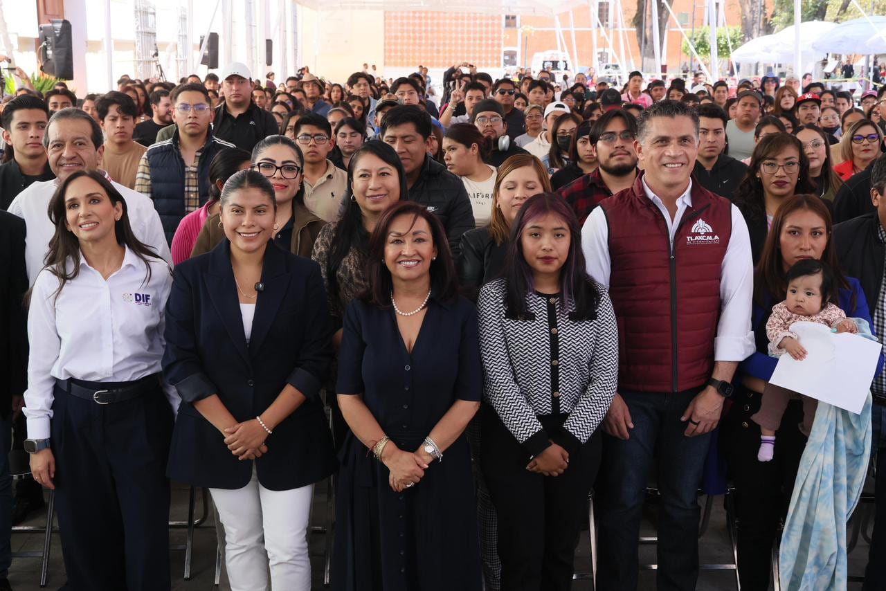 Lorena Cuéllar entrega apoyos a jóvenes con programa Herramientas para tu Futuro.