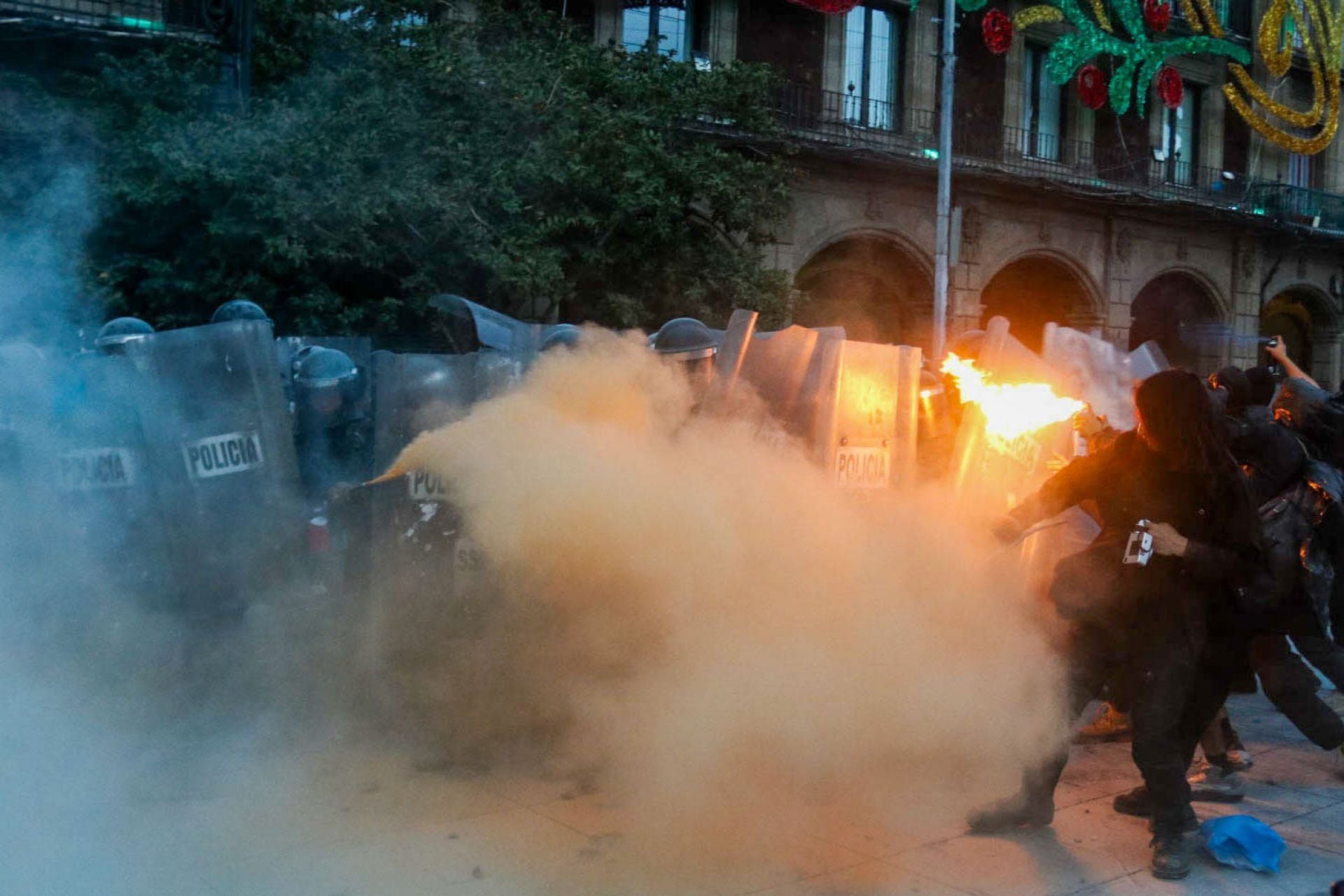 Jóvenes encapuchados se enfrentaron a elementos de la Secretaría de Seguridad Ciudadana en marcha del 2 de octubre