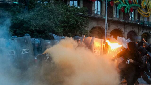 Jóvenes encapuchados, identificados como de la agrupación del Bloque Negro, se enfrentaron a elementos de la Secretaría de Seguridad Ciudadana, en las inmediaciones del Zócalo, durante la marcha conmemorativa de la Matanza Estudiantil de 1968