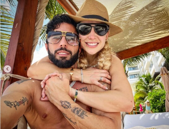 Poncho de Nigris y Marcela Mistral demuestran su amor en la playa