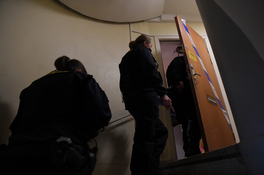 Policías entrando al apartamento