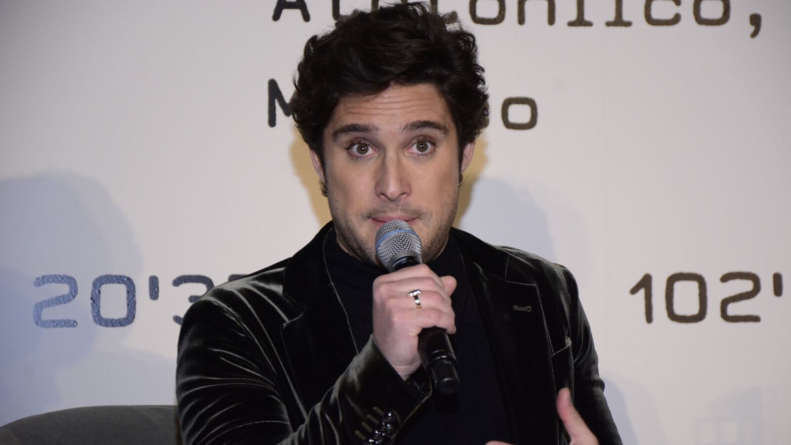Diego Boneta “no es monedita de oro”, dice a quienes lo critican por hacer de Fidel Castro