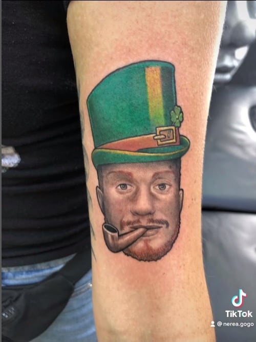 Nerea Godínez se tatúa el rostro de Octavio Ocaña