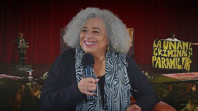 Protestas interrumpen inicio de conferencia de Angela Davis en la UNAM